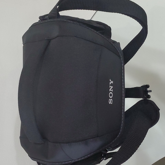 Sony HD HandyCam HDR-CX405, Retractable Tripod, Carrying Bag - Picture 6 of 7